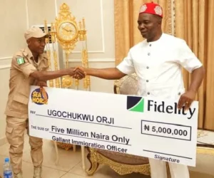 Anambra Industrialist rewards NIS officer N5m for arresting fleeing ritualist