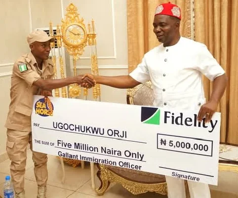 Anambra Industrialist rewards NIS officer N5m for arresting fleeing ritualist