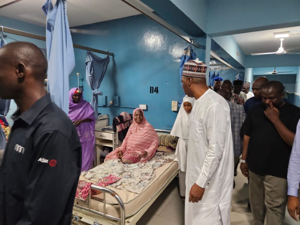 Borno State Governor, Babagana Zulum paid a sympathy visit to patients, donating cash support to commemorate Nigeria’s 2025 Democracy Day