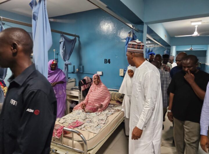 Borno State Governor, Babagana Zulum paid a sympathy visit to patients, donating cash support to commemorate Nigeria’s 2025 Democracy Day