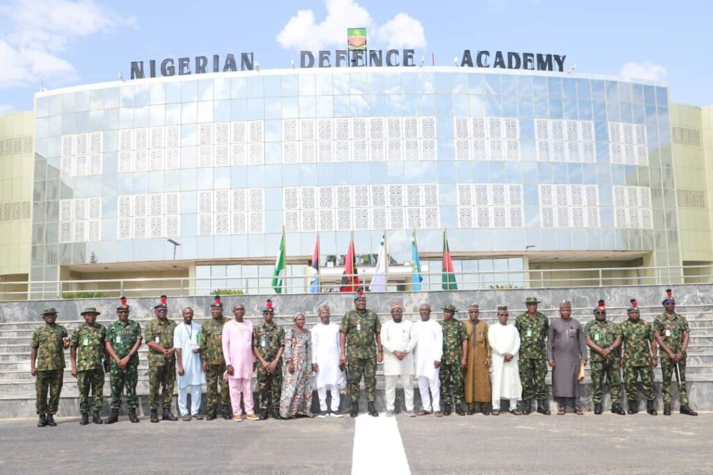 NDA Commandant, Major General Ibrahim and executive members of the Nigeria Union of Journalists (NUJ), Kaduna State Council during a courtesy visit at the Academy.