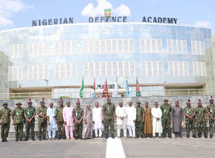 NDA Commandant, Major General Ibrahim and executive members of the Nigeria Union of Journalists (NUJ), Kaduna State Council during a courtesy visit at the Academy.