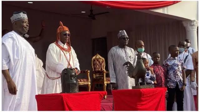 Oba of Benin receives 119 stolen artefacts from Netherlands 3 Netherlands’ Govt. returns 119 stolen artefacts to Oba of Benin