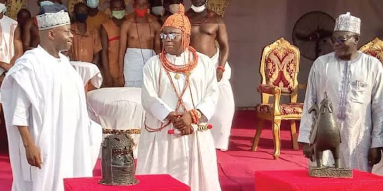 Netherlands’ Govt. returns 119 stolen artefacts to Oba of Benin