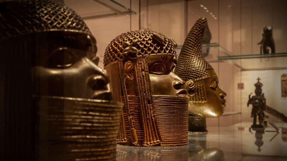 Oba of Benin receives 119 stolen artefacts from Netherlands 2 Netherlands’ Govt. returns 119 stolen artefacts to Oba of Benin