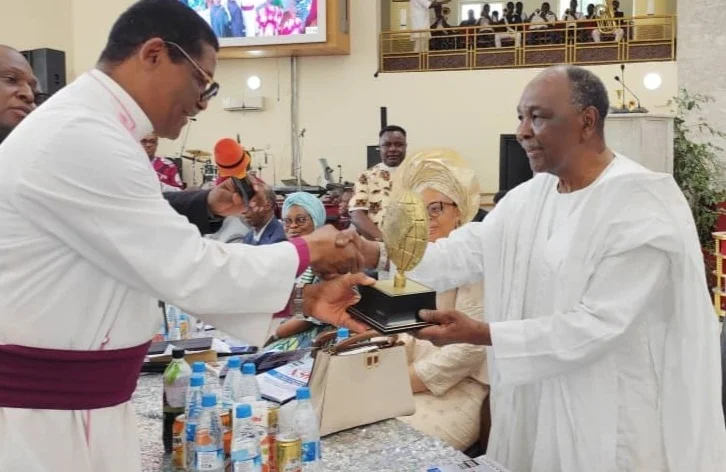 Former Head of State Gen. Yakubu Gowon being honoured with the Life Time Integrity and Achievement Award on Saturday in Abuja