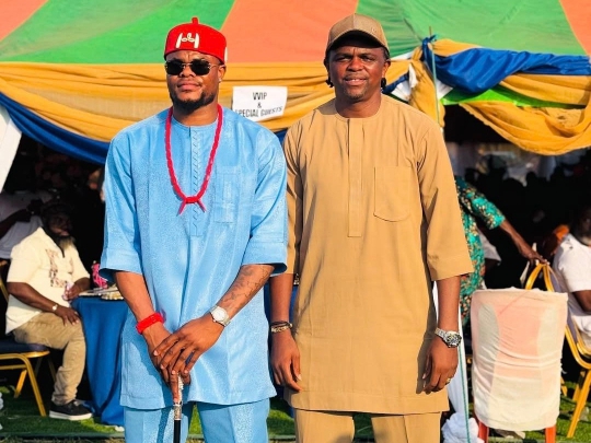 Super Eagles' goalkeeper, Stanley Nwabali (L) and football icon Nwankwo Kanu (R) pose for a photo at the burial ceremony of Nwabali's parent.