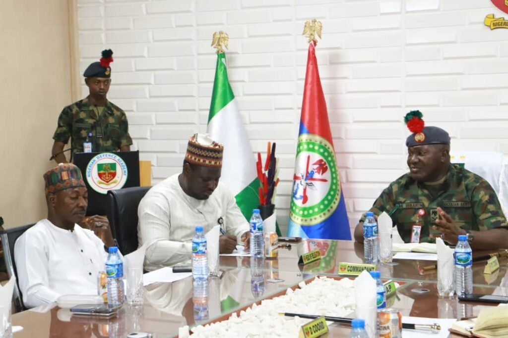 Insecurity: Kaduna now safer than before – NDA Commandant 2 Major General Ibrahim and executive members of the Nigeria Union of Journalists (NUJ), Kaduna State Council during a courtesy visit at the Academy.