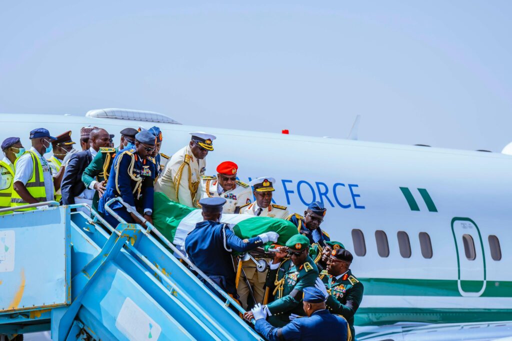 Solemn moment as President Tinubu, VP Shettima, and government officials receive the remains of former President Muhammadu Buhari at Katsina Airport ahead of his burial in Daura today. May his soul rest in peace