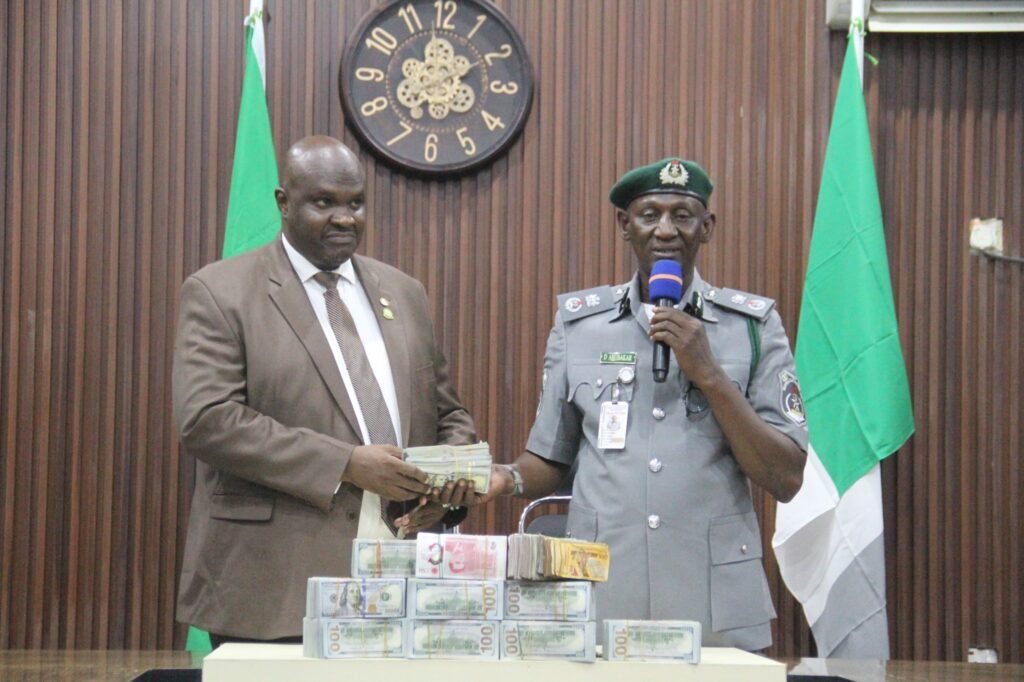 EFCC investigates suspect over undeclared $420,900, £5,825, CFA3,946,500 4 Customs Area Controller for Kano/Jigawa Area Command, Comptroller Dalhatu Abubakar, handling over the seized foreign currency to the EFCC Zonal Director of Kano Command