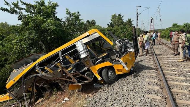 3 children feared dead as train crashes into school bus 2 3 children feared dead as train crashes into school bus