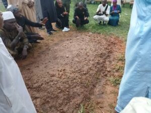 Mourners at the grave site of late President Muhammadu Buhari