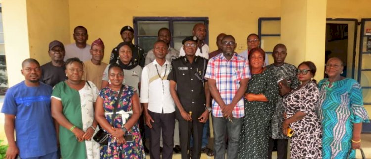 AIG Zone 4 in a group photograph with some Benue journalists