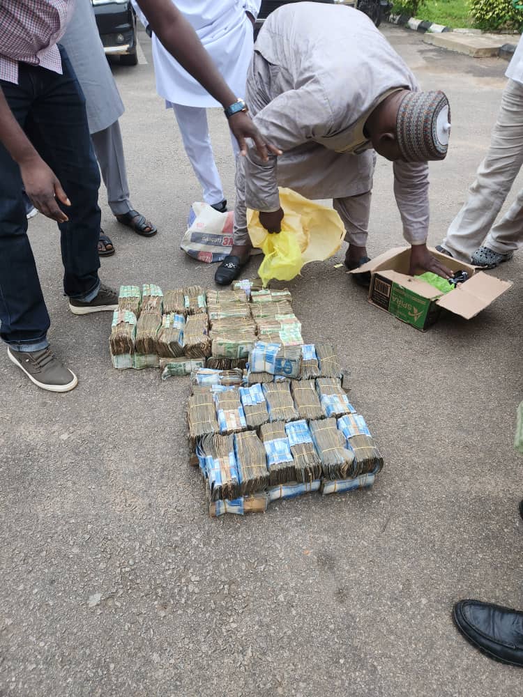 DSS, police nab PDP agent with N25m for alleged vote-buying in Kaduna 2 DSS nabs PDP agents for vote buying in Kaduna