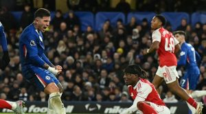 Arsenal survive 10-man Chelsea scare to protect EPL lead