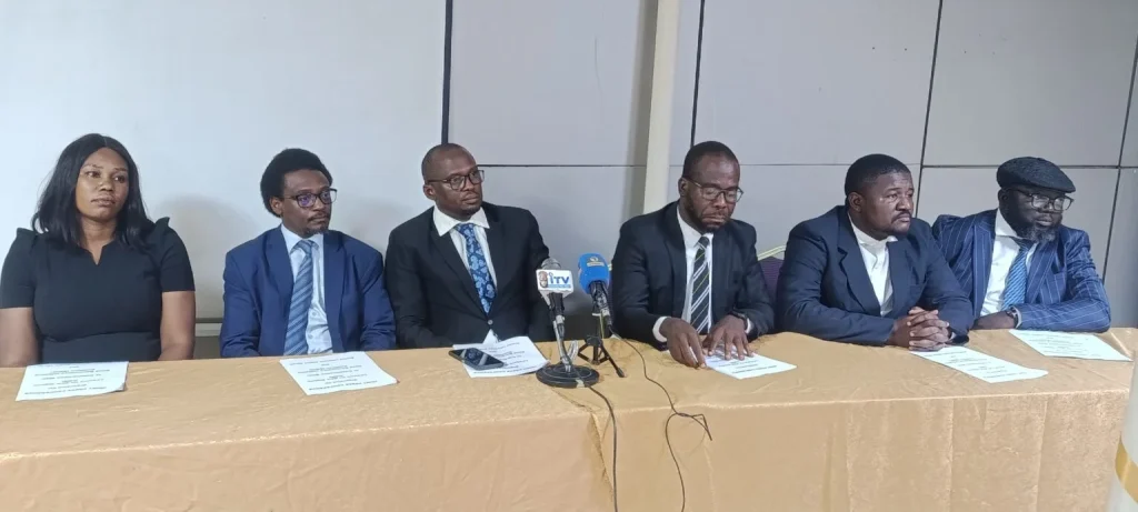 Police told to vacate PDP secretariat within 24 hours or face legal action 2 Lawyers warn police to vacate PDP secretariat