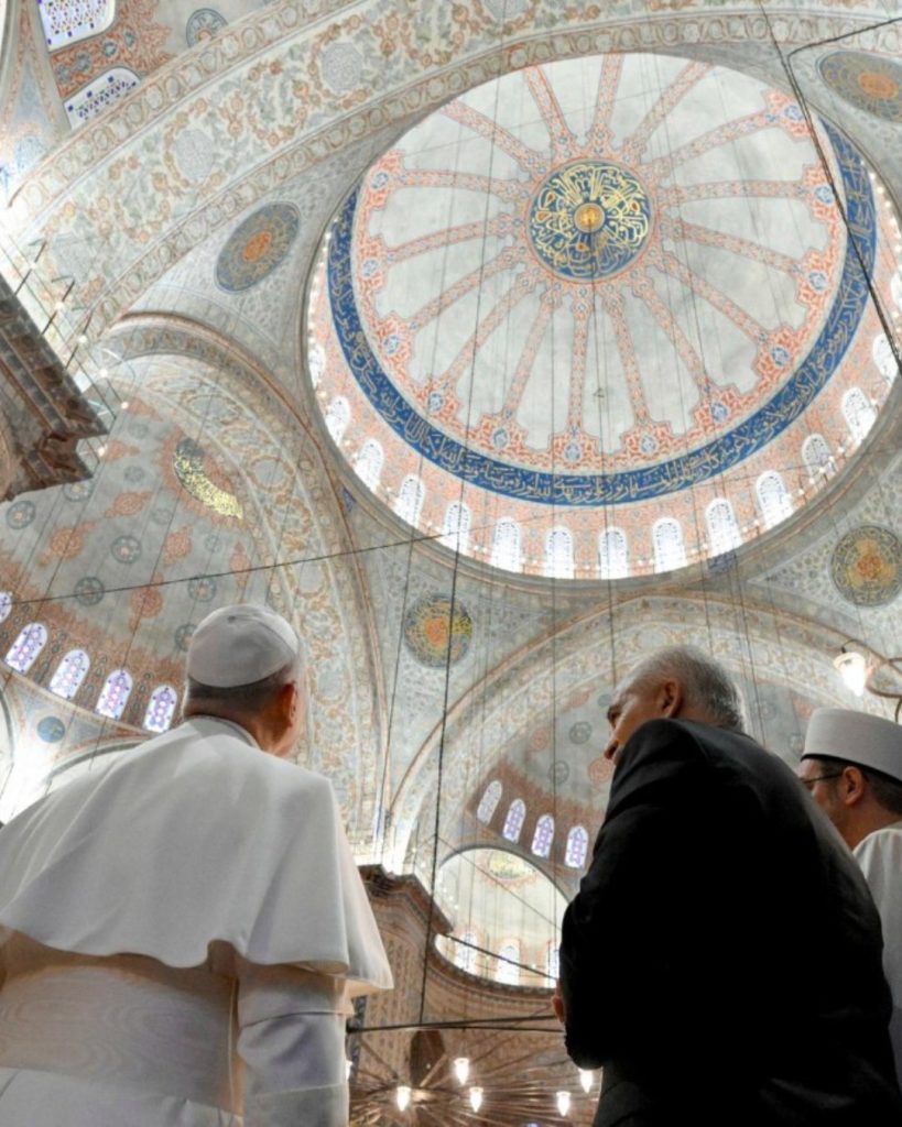 Pope Francis visits Istanbul mosque2.jpg