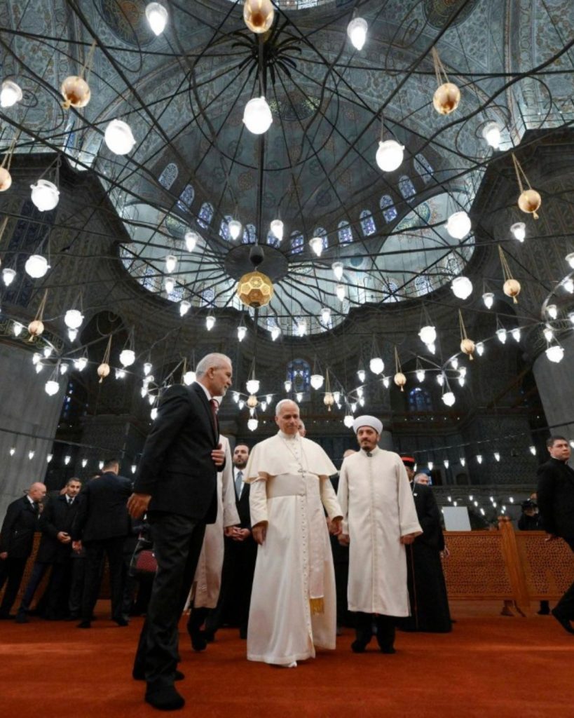 Pope Francis visits Istanbul mosque4