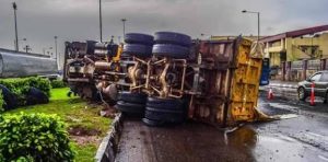No casualties as 40-ft container overturn on Ojuelegba Bridge, Lagos