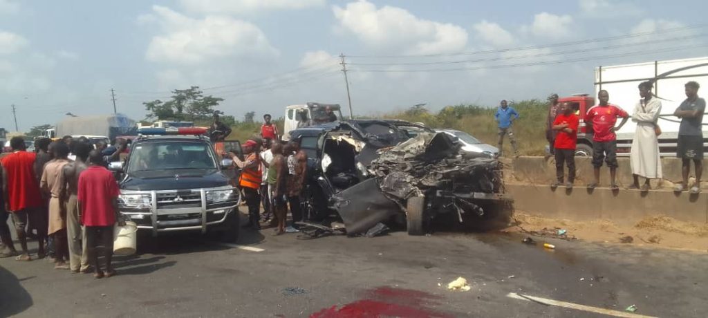 UPDATED: Anthony Joshua stable after deadly crash that claimed 2 lives 4 FRSC operatives rescue Anthony Joshua as 2 die from fatal crash in Ogun