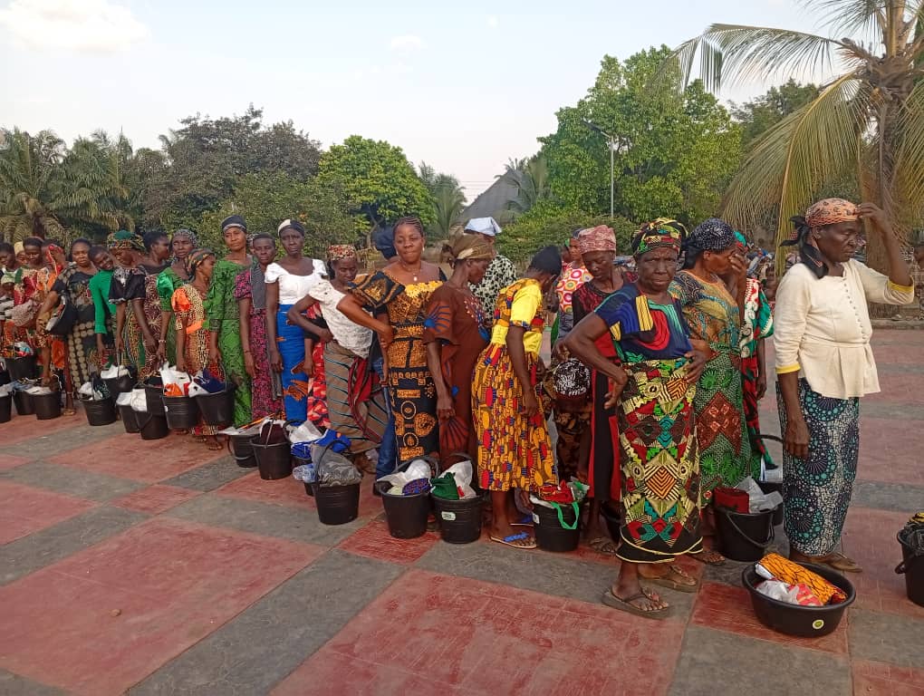 Former Ebonyi DC coordinator distributes rice, wrappers to indigent women, awards bursaries to undergraduates 2 Former Ebonyi DC coordinator distributes rice