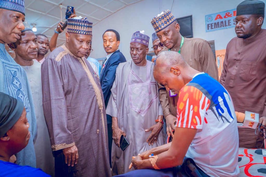 Gombe Governor Inuwa Yahaya attends funeral prayers for 7 journalists killed in car crash 2 Gombe Governor visit survivor in hospital