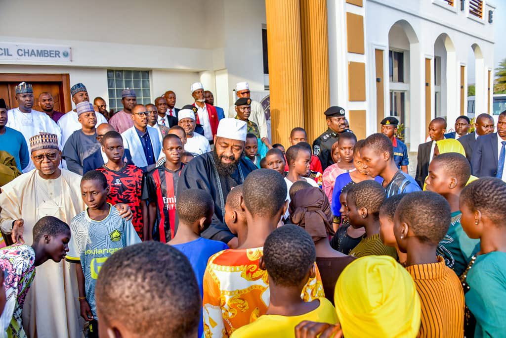 Niger State Govt receives 100 rescued Catholic school children 3 Niger State Governor, Mohammed Umar Bago and the rescued school children. Photo credit: @Chiefpressngs/X