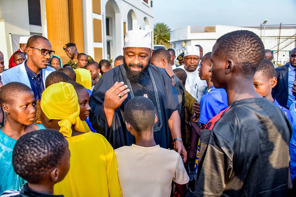 Niger State Govt receives 100 rescued Catholic school children 5 Niger State Governor, Mohammed Umar Bago and the rescued school children. Photo credit: @Chiefpressngs/X