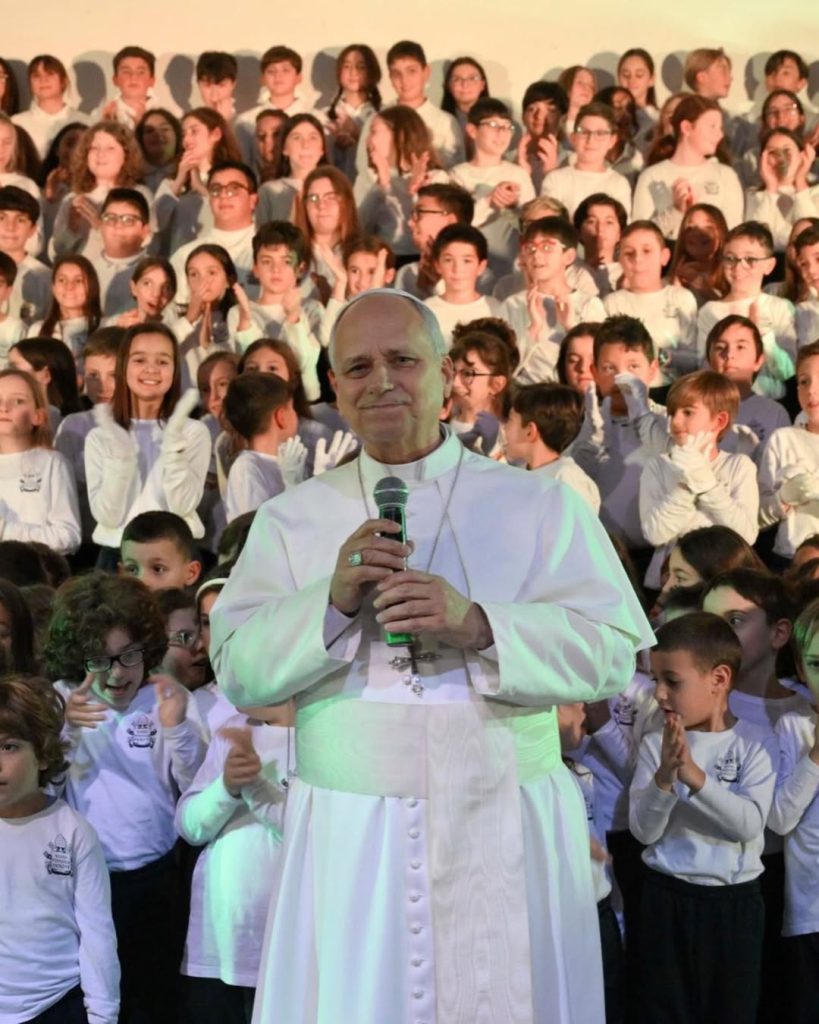 Pope Leo visits a school Christmas concert (Photos) 2 Pope Leo attends School Christmas event