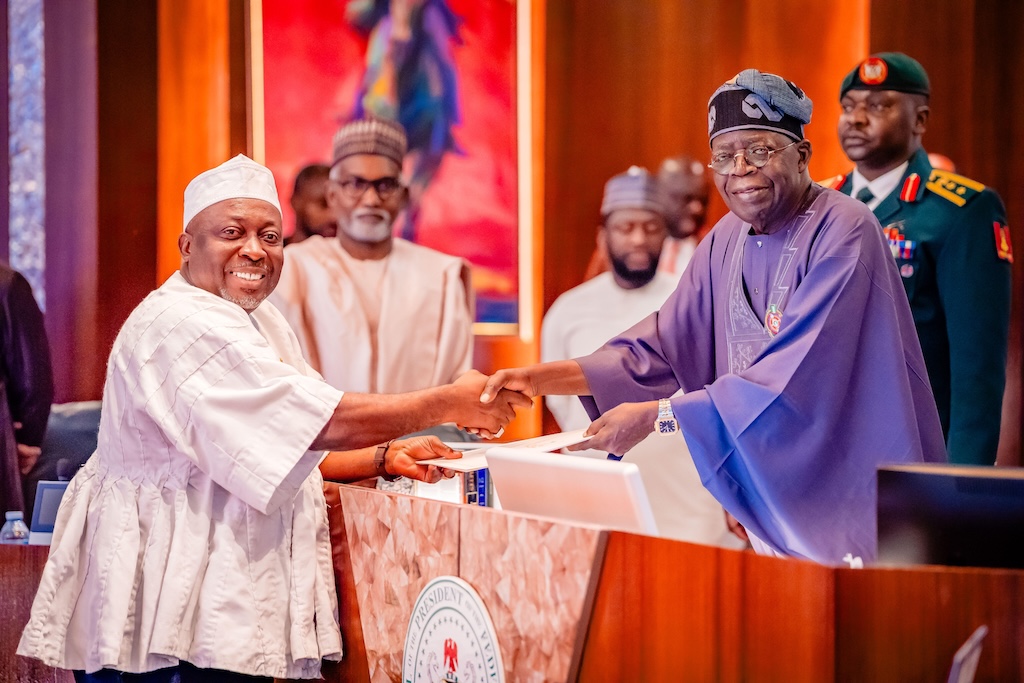 Tinubu receives letter of credence from 17 ambassadors, 4 High Commissioners 2 Tinubu receives letter of credence from ambassador