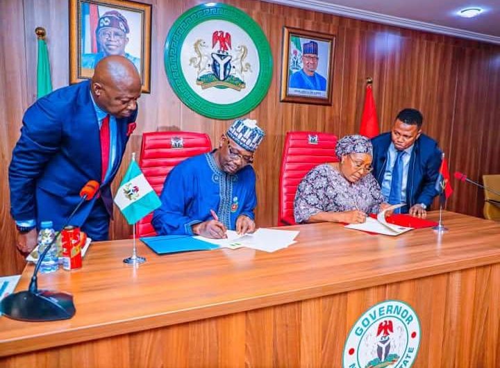 Nasarawa State Governor, Abdullahi Sule and Bengo Province Governor Dr. Maria Antonia Nelumba signing the MoU at the Government House Lafia