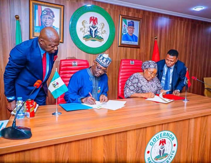 Nasarawa State Governor, Abdullahi Sule and Bengo Province Governor Dr. Maria Antonia Nelumba signing the MoU at the Government House Lafia