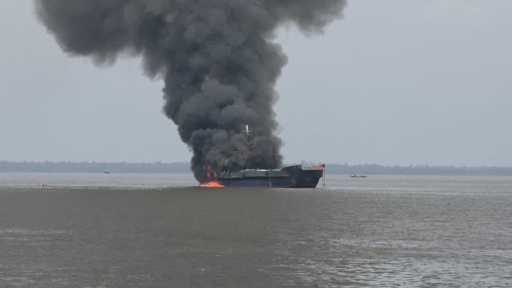 Nigerian Navy rescues 20 crew members form burning vessel off Calabar waterways 2 Nigerian Navy rescues 20 crew members form burning vessel