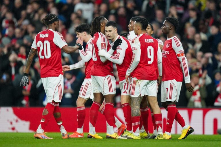 Arsenal demolish Wigan 4–0