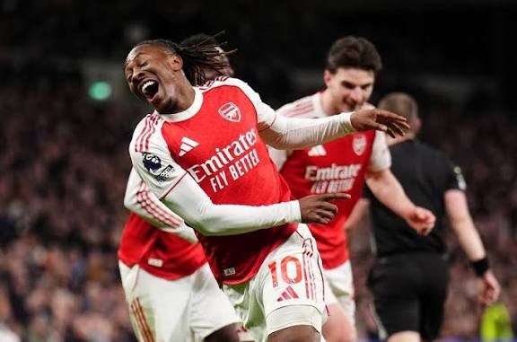 Arsenal thrash Tottenham Hotspur 4–1 to boost EPL title push