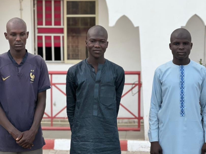 EFCC nabs 3 suspects seen cleaning mucus from their nose with ₦500 note