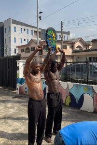 VDM visits Fela grave 3