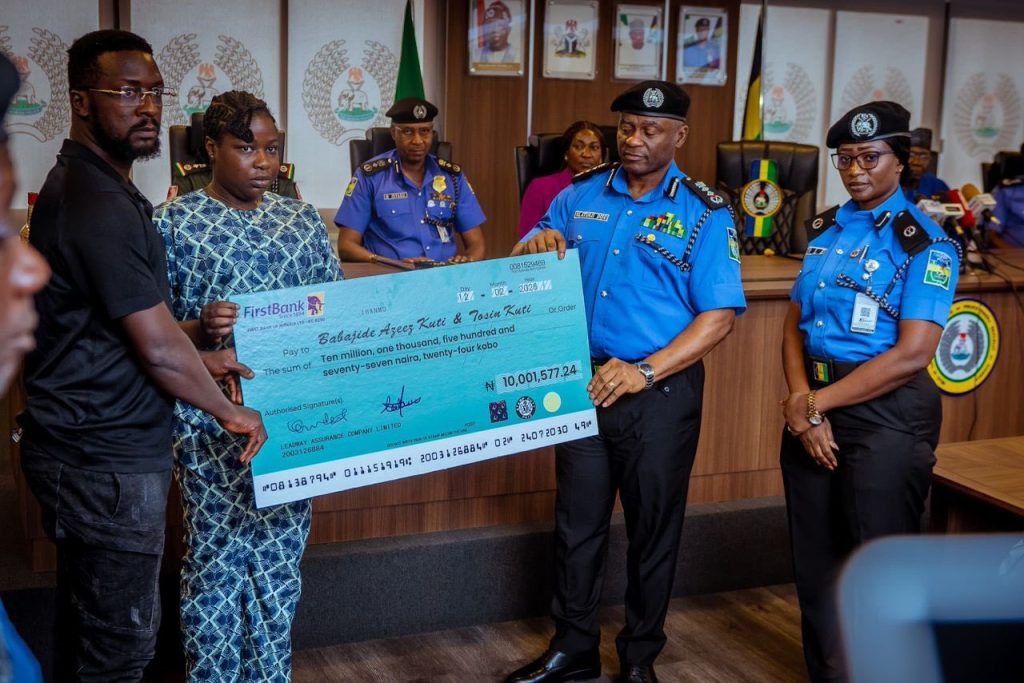 Disu IGP donate money to families of fallen officers