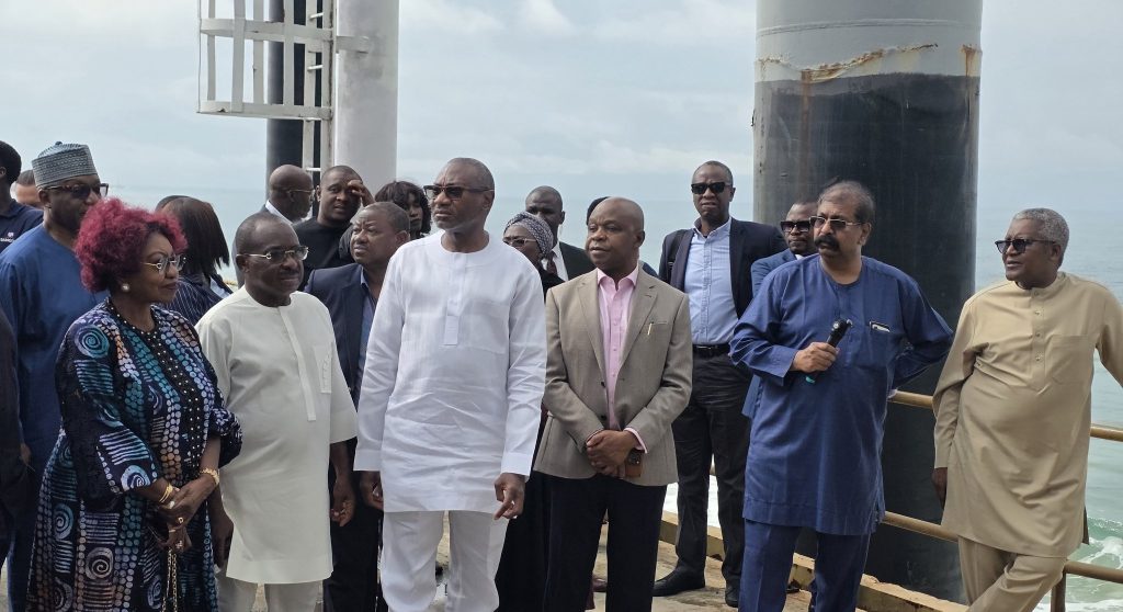 PHOTONews: Dangote hosts Otedola at Dangote Petroleum Refinery 2 Dangote hosts Otedola at Dangote Petroleum Refinery