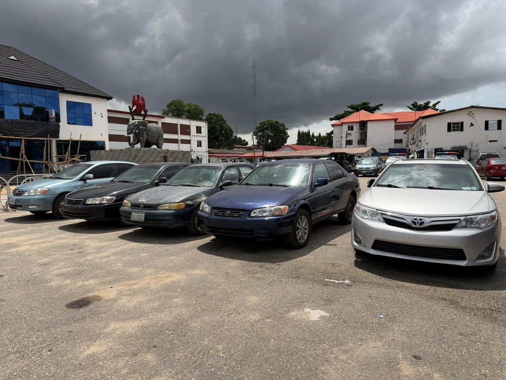 Police arrest notorious car snatchers, robbers, recover 5 stolen vehicles 2 Police arrest notorious car snatchers, robbers, recover 5 stolen vehicles