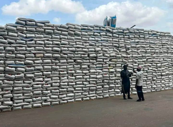 Kaduna Governor distributes fertilizer to farmers