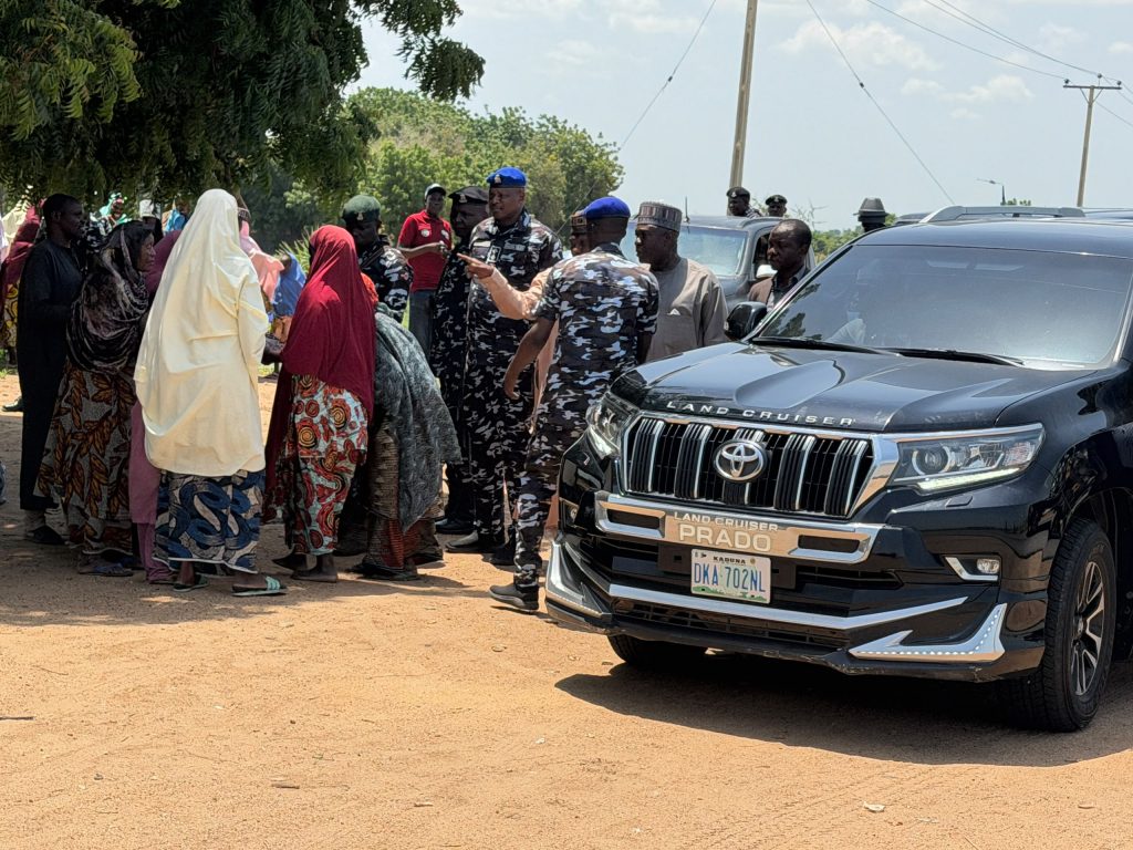 When Zulum stopped at a village market to buy peanuts By ABDURRAHMAN AHMED BUNDI 3 When Zulum stopped at a village market to buy peanut