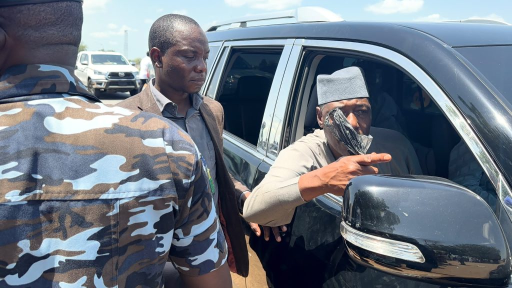 When Zulum stopped at a village market to buy peanuts By ABDURRAHMAN AHMED BUNDI 2 When Zulum stopped at a village market to buy peanuts