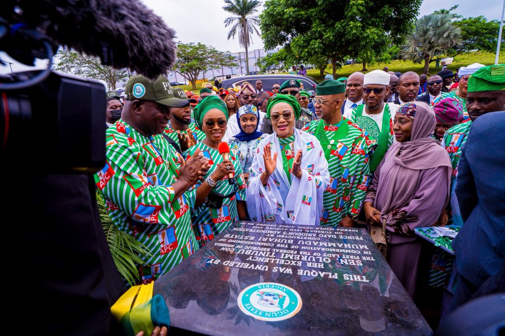 First Lady flags off National Community Food Bank Programme for South-West