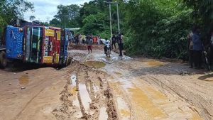 Bad road in Nigeria causes gridlock