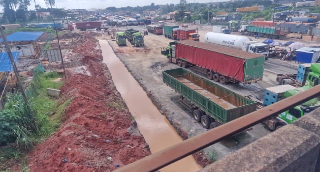 Poo State of Benin-Asaba road