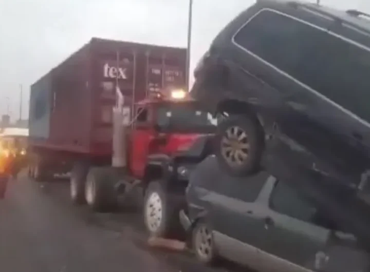 A 40-foot container truck on Tuesday crashed into six other vehicles at Kara Bridge, inward OPIC, along the Lagos-Ibadan Expressway after reportedly developing a mechanical fault while in motion.