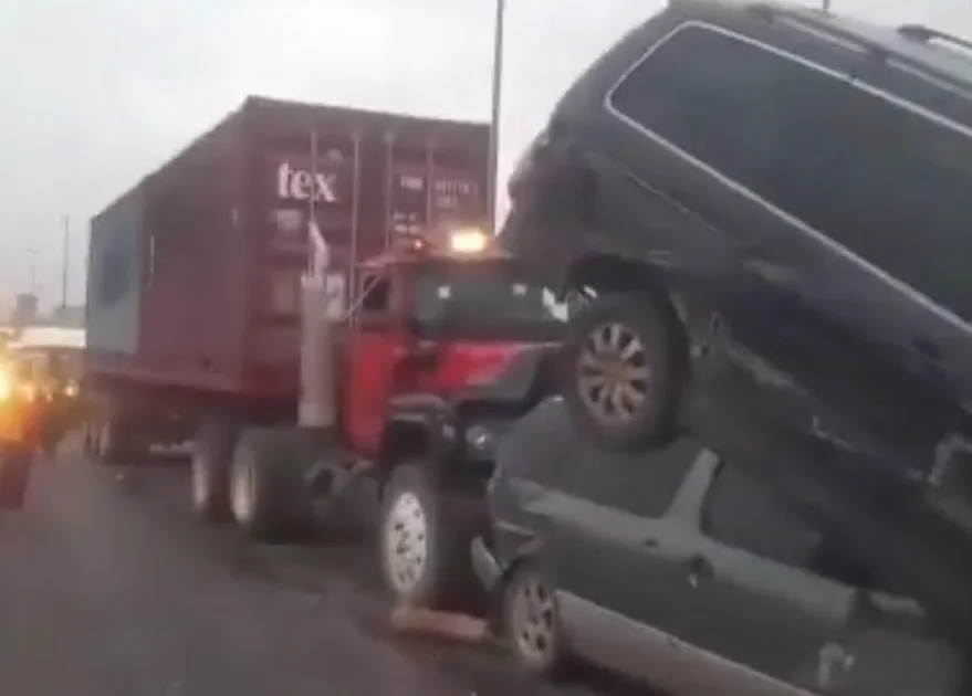 A 40-foot container truck on Tuesday crashed into six other vehicles at Kara Bridge, inward OPIC, along the Lagos-Ibadan Expressway after reportedly developing a mechanical fault while in motion.