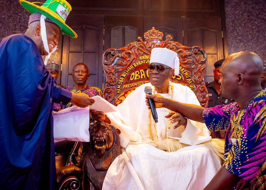 Tinubu 2027: Sanwo-Olu, Yari lead APC leaders to Oba of Lagos for royal blessing