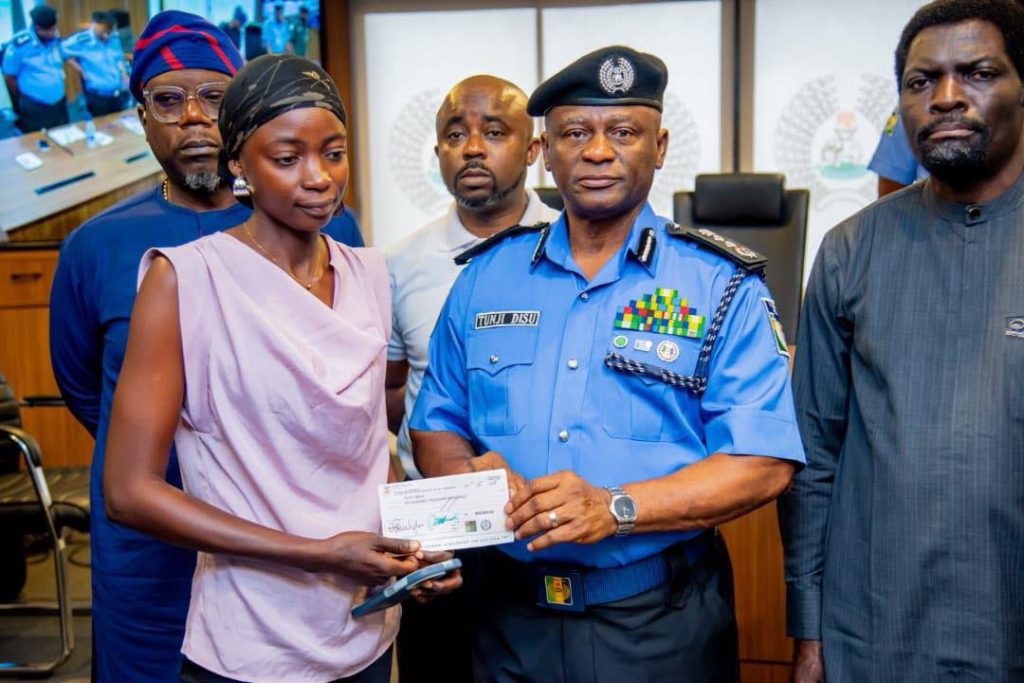 IGP Disu presents ₦2.32bn welfare benefits to families of fallen police officers 2 IGP Disu presents ₦2.32bn welfare benefits to families of fallen police officers
